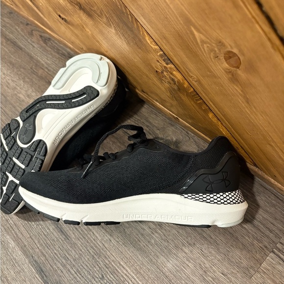 🆕 Under Armour Black and White Women’s Shoes. Size 7.5 - Picture 3 of 7